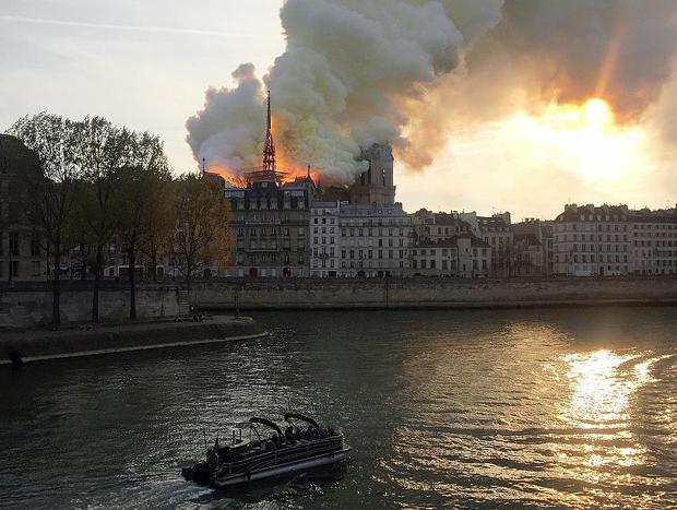  کلیسای مشهور«نوتردام» پاریس در آتش سوخت+تصاویر