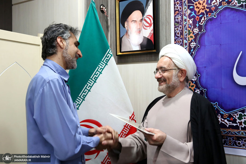 نشست صمیمانه اعضا هیات علمی پژوهشکده امام خمینی و انقلاب اسلامی با تولیت  معزز به مناسبت روز معلم