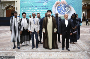 ادای احترام نخست وزیر بورکینافاسو و هیأت همراه نسبت به مقام شامخ بنیان‌گذار جمهوری اسلامی ایران