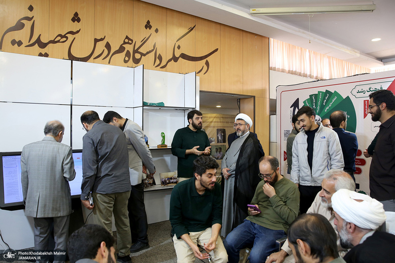 بازدید رئیس موسسه تنظیم و نشر آثار امام خمینی(س) از نمایشگاه خط خون