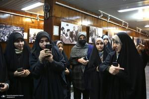 بازدید جمعی از دانش آموزان از بیت امام خمینی (س) در جماران 1