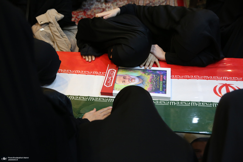 اقامه نمازسید حسن خمینی  بر پیکر شهید حیدری در حرم مطهر امام خمینی (س)