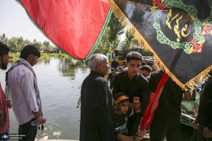 عزاداری سنتی کشمیری‌ها روی قایق