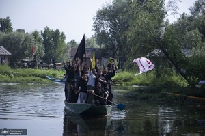 عزاداری سنتی کشمیری‌ها روی قایق