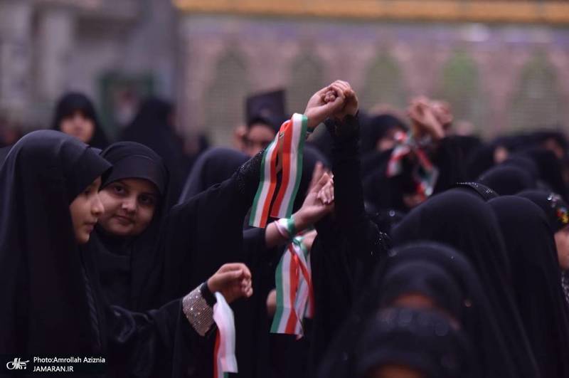 اجرای سرود دانش آموزی در حرم مطهر امام خمینی