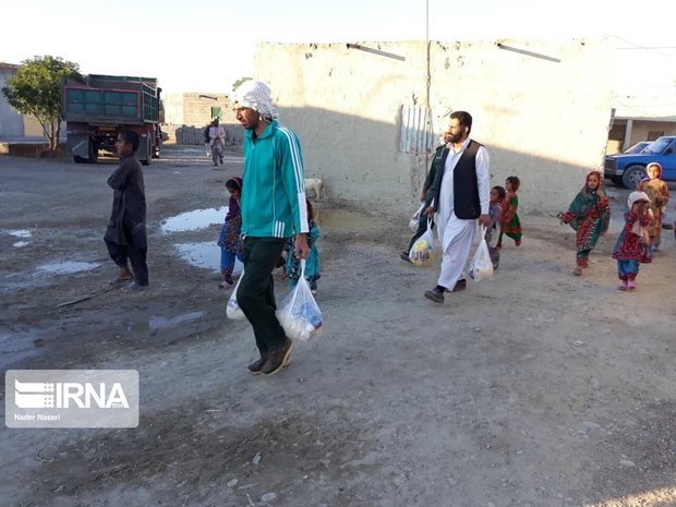 بیش از ۲ میلیارد ریال به خانواده های آسیب دیده شرق هرمزگان کمک شد