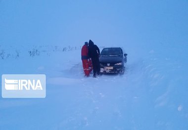 نجات معلمان گرفتار در برف گردنه فرسش الیگودرز