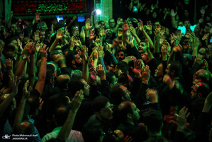 آیین سنتی نخل گردانی و عزاداری ظهر عاشورا در تکیه بزرگ تجریش