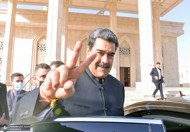 ادای احترام رئیس جمهور ونزوئلا به مقام شامخ حضرت امام خمینی (س)