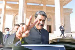 ادای احترام رئیس جمهور ونزوئلا به مقام شامخ حضرت امام خمینی (س)