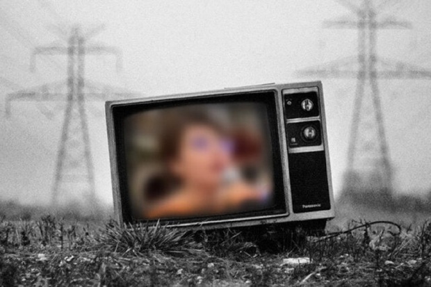 صداوسیما یک زن برهنه را نشان داد/ یک خبرگزاری: چرا تلویزیون خط قرمز تصویری خود را شکست؟
