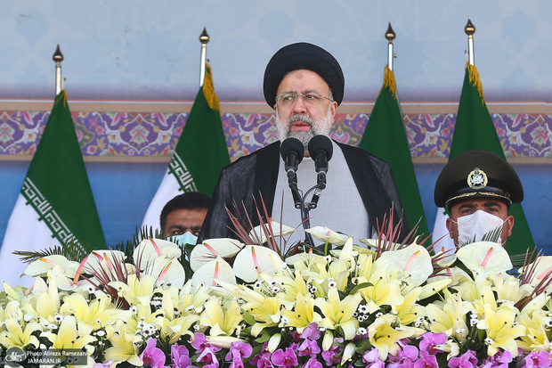 مراسم رژه روز ارتش/ رونمایی از تسلیحات و پهپادهای جدید ایران/ رییسی: کوچکترین تحرکی از صهیونیست‌ها سر بزند، در مرکز رژیم صهیونیستی پاسخ خواهیم داد