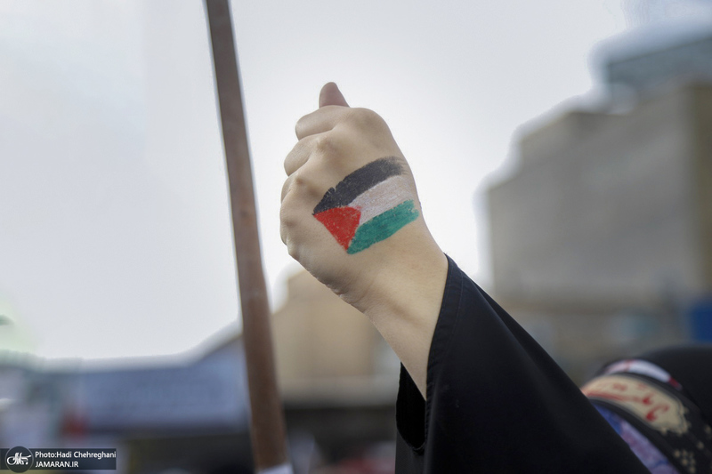 راهپیمایی نمازگزاران قمی‎ در محکومیت جنایت تروریستی کرمان - پرچم فلسطین