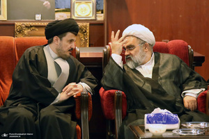 حضور جمعی از شخصیت های سیاسی در منزل مرحوم آیت الله موسوی بجنوردی (ره) -3