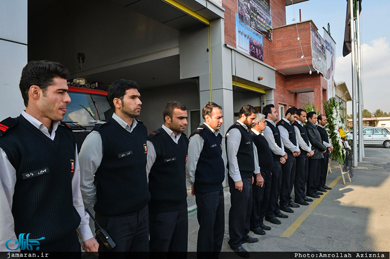 ادای احترام جمعی از پرسنل حرم امام خمینی به به شهدای آتش نشان 