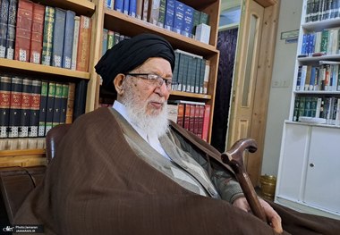 آیت‌الله سیدان، از علمای برجسته مشهد مقدس: نسل جدید هیچ چیزی را بدون منطق و غیر مستند نمی‌‌پذیرد/ مسئولان سعی کنند در وضع معیشت مردم تغییراتی صورت بگیرد