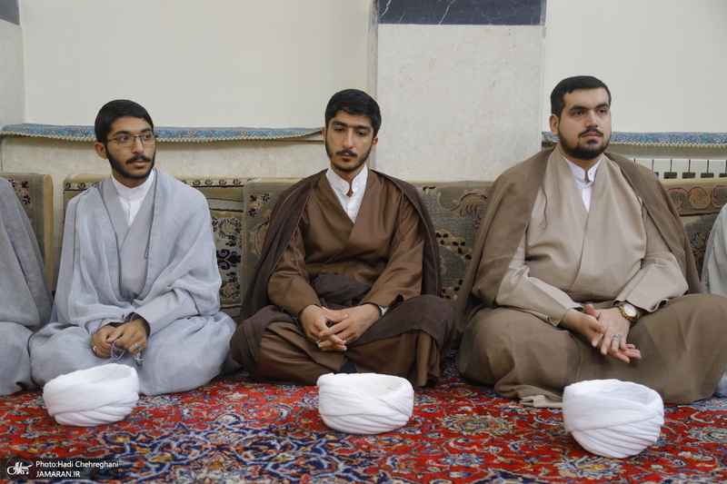 عمامه گذاری طلاب در روز میلاد پیامبر اکرم (ص) و امام صادق (ع) توسط مراجع تقلید