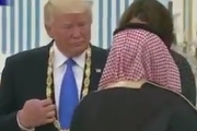 عالی ترین نشان عربستان سعودی بر گردن ترامپ
