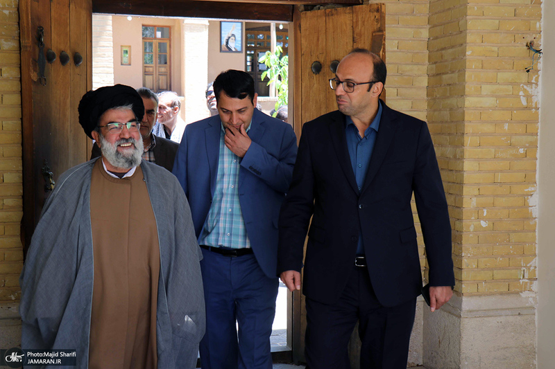 بازدید جمعی از کارکنان وزارت اقتصاد و دارایی استان مرکزی از بیت و زادگاه حضرت امام خمینی (س)