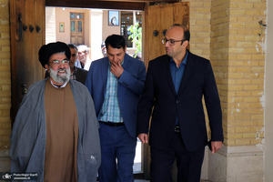 بازدید جمعی از کارکنان وزارت اقتصاد و دارایی استان مرکزی از بیت و زادگاه حضرت امام خمینی (س)