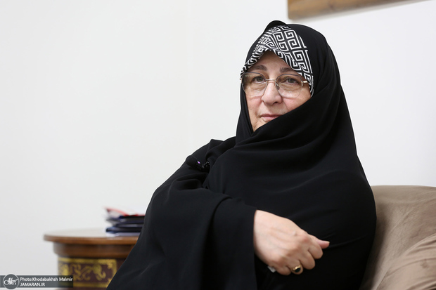 دکتر فاطمه طباطبایی: در نگاه امام، زندگی خوبِ دنیایی، زندگی خوبِ آخرتی ما را تأمین می‌کند/ وقتی درون انسان پر از کینه و آشوب باشد اعتدال وجود ندارد/ امام خمینی قدرت مطلق را می دید برای همین می‌گوید «آمریکا هیچ غلطی نمی‌تواند بکند»