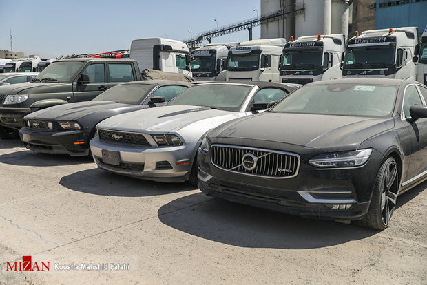 خودروهای لاکچری در گمرک تهران خاک می‌خورند! + تصاویر