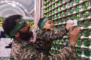 عطرافشانی حرم امام خمینی(س) توسط بسیجیان کاشانی