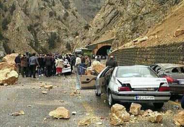 ریزش کوه در جاده هراز 4 مصدوم برجای گذاشت