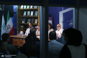 مراسم رونمایی کتاب در معیت پرزیدنت