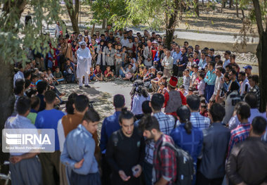 ثبت لحظات به یادماندنی استقبال تماشاگران جشنواره تئاتر خیابانی مریوان