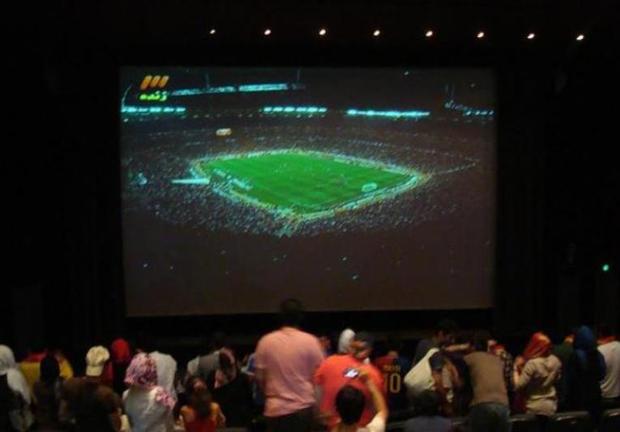 مسابقات فوتبال جام جهانی از سینمای روباز دیواندره پخش می شود