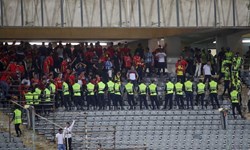 زندانی شدن هواداران فولاد در ورزشگاه آزادی!