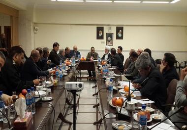 آیت الله هاشمی کنار امام در داخل ضریح آرام می گیرد
