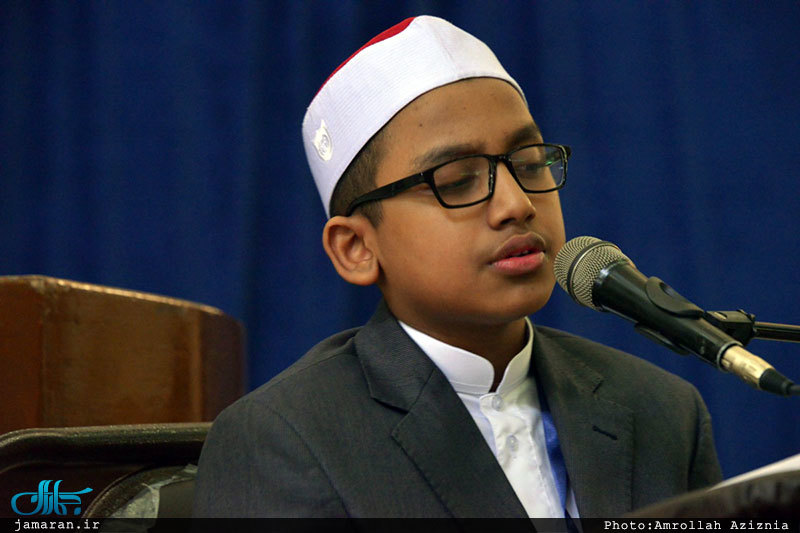 ادای احترام شرکت کنندگان در سی و چهارمین دوره مسابقات قرآن کریم به مقام امام خمینی(س)