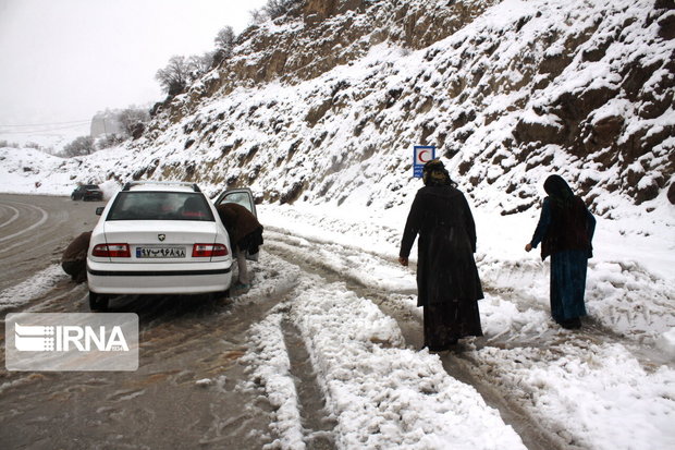 تردد در جاده پاوه با زنجیرچرخ امکان‌پذیر است