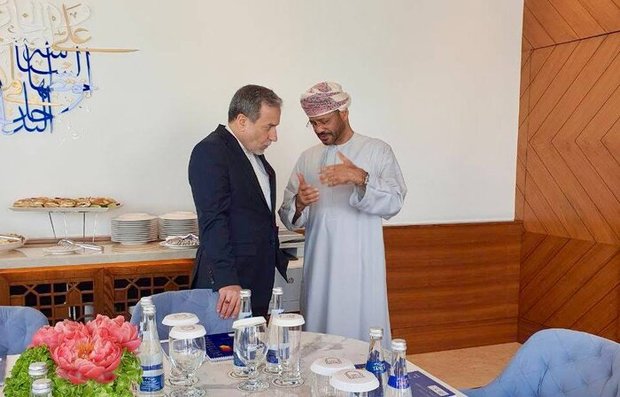 عراقچی و وزیر خارجه عمان در مسقط در مورد تنگه هرمز گفت و گو کردند