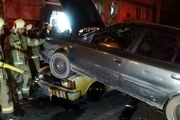 سقوط خودرو سمند بر روی وانت در تهران 2 مصدوم داشت