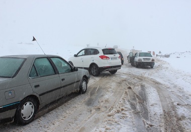 برف و کولاک مسافران گردنه الماس خلخال را غافلگیر کرد