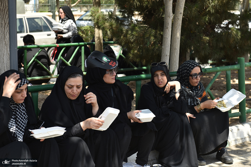 خدمت‌رسانی آستان حضرت امام خمینی(س) به زائران مراسم بدرقه و تشییع رهبر شهید-2