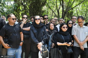 مراسم خاکسپاری مرحوم اکبر عبدی در قطعه هنرمندان