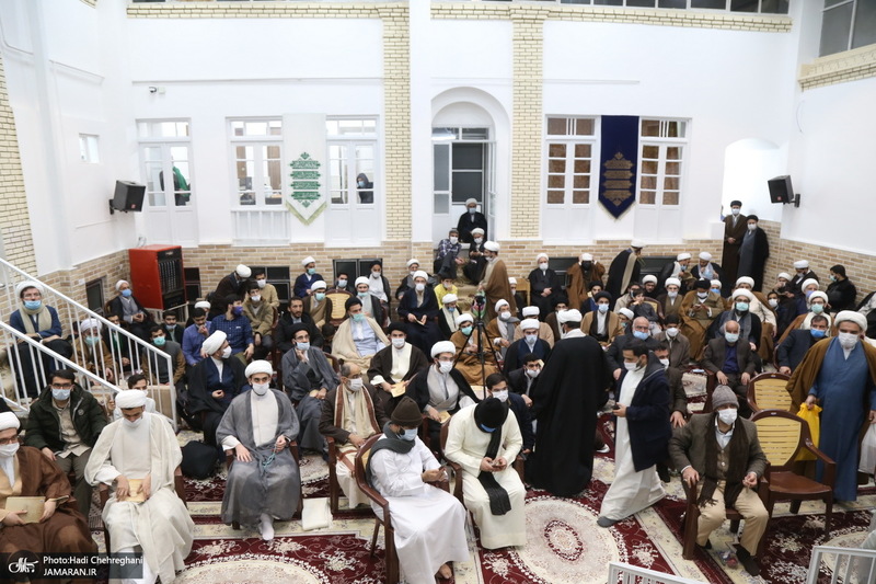 مراسم عمامه گذاری طلاب توسط آیت الله شبیری زنجانی در شب ولادت حضرت زهرا(س)