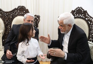 دیدار عارف با خانواده‌های شهید رئیسی و شهید مالک رحمتی در اولین سالگرد شهدای خدمت/ گزارش تصویری