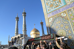 مراسم تشییع مرحوم حاج عیسی جعفری خادم امام خمینی (ره) در حرم حضرت معصومه (س)