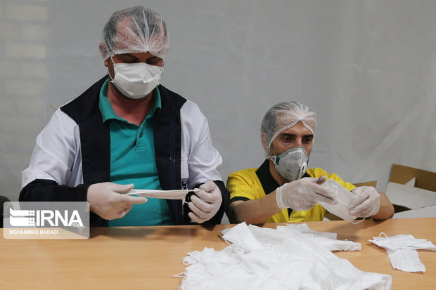 بسیجیان یزد با کمک  خیرین ۶ کارگاه تولید ماسک راه اندازی کردند