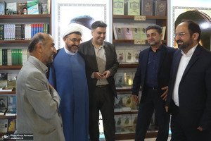 بازدید سرپرست موسسه تنظیم و نشر آثار حضرت امام خمینی(ره) از نمایشگاه کتاب