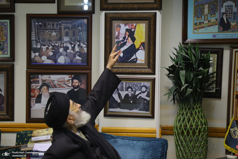 مراسم اهدای نسخه‌های خطی کتابخانه مرحوم آیت الله شاه آبادی به کتابخانه مرحوم آیت الله العظمی مرعشی نجفی