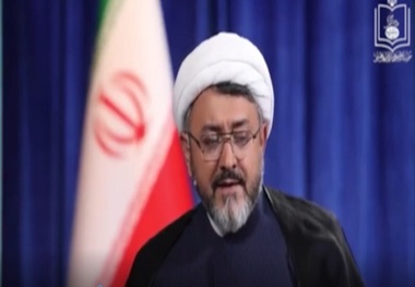 Multimedia: A gift by Martyr General Qasem Soleimani to Hojjat al-Islam Dr. Ali Komsari