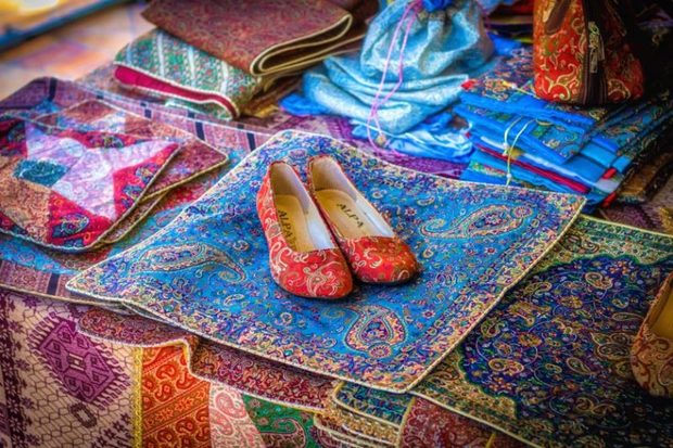 یزد، قطب صادرات صنایع دستی کشور می شود