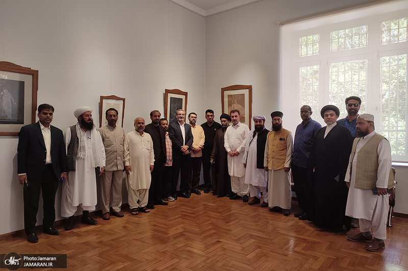 بازدید میهمانان خارجی بزرگداشت امام از کاخ سعد آباد