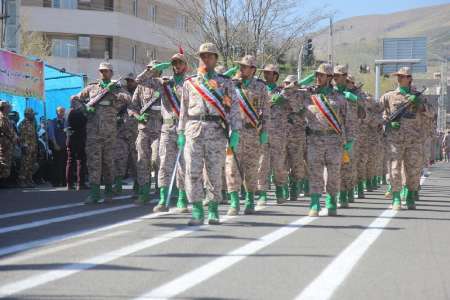 آیین روز ارتش و رژه نیروهای مسلح در سنندج برگزار شد